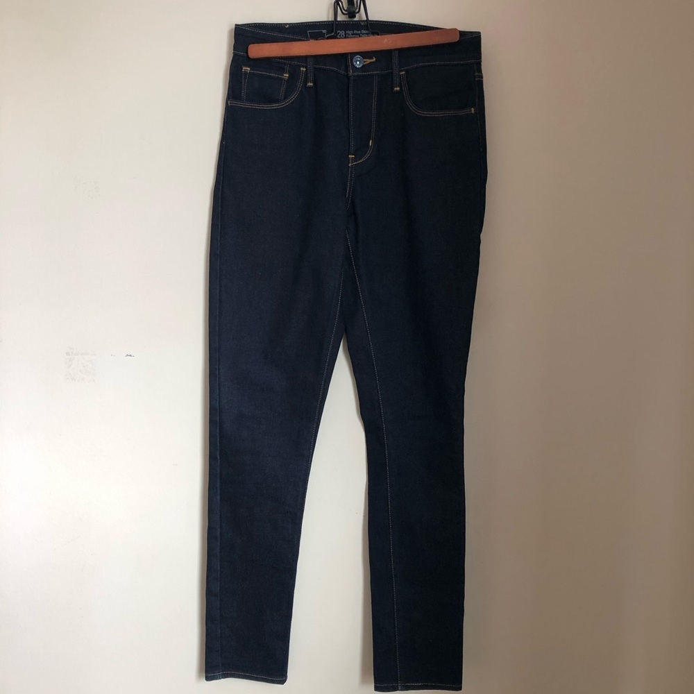 Levi’s high rise dark wash skinny size 28
